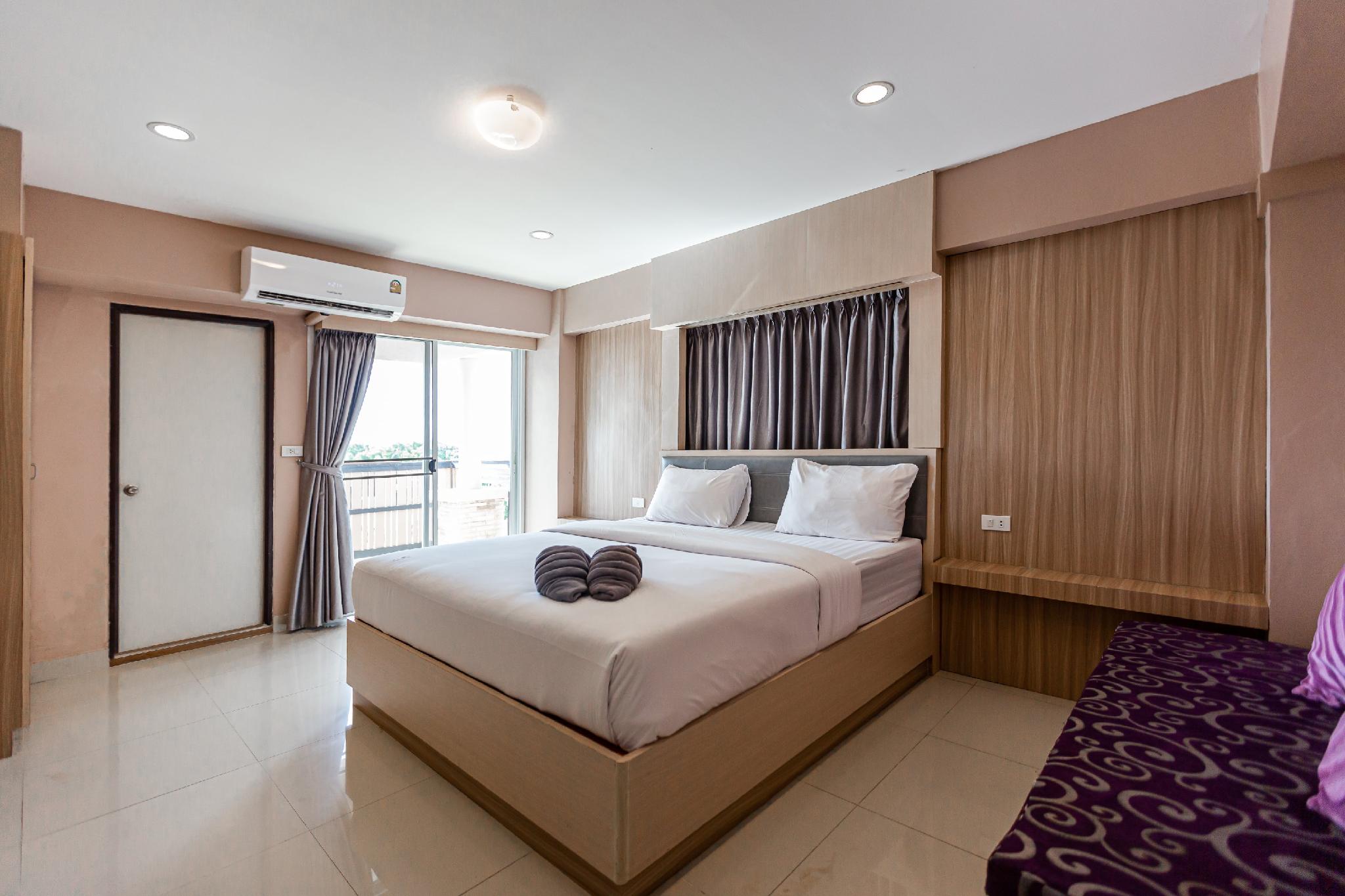 DELUXE, KING BED