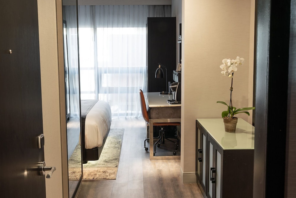 Hotel 42 37/48