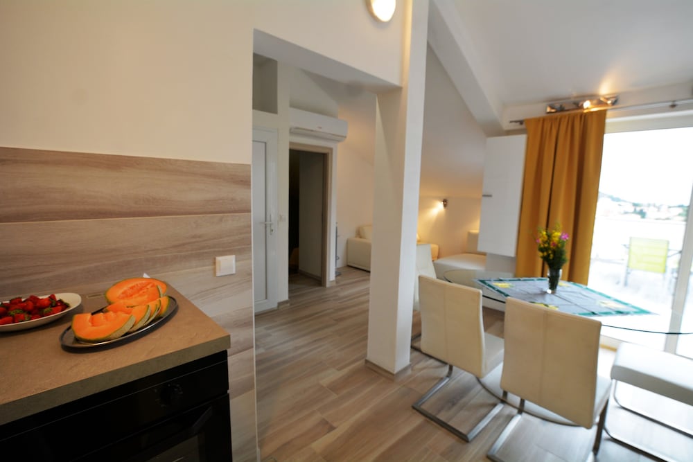 Villa Rosa 27/28