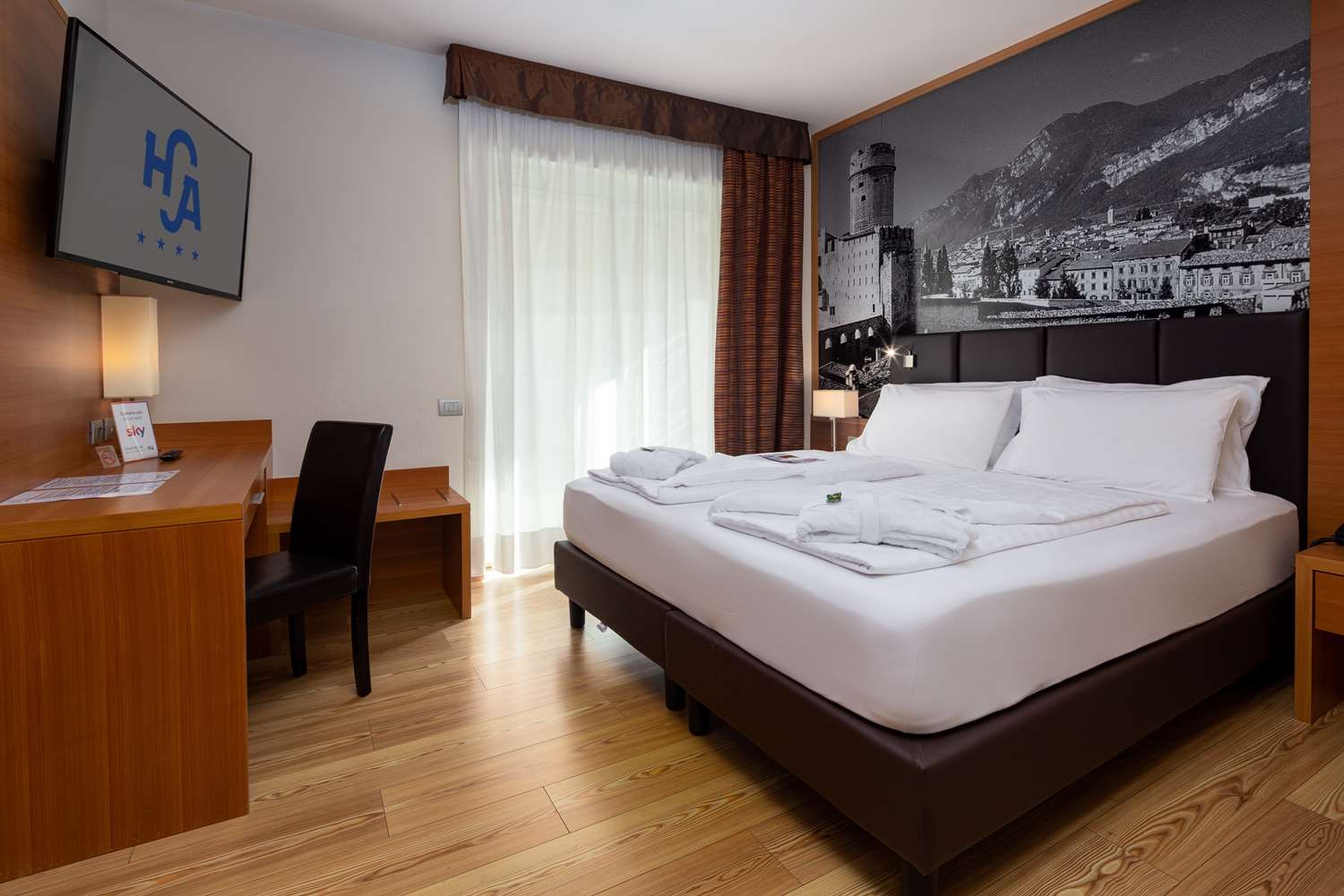 Suite, King Bed, Sofa, Bathtub