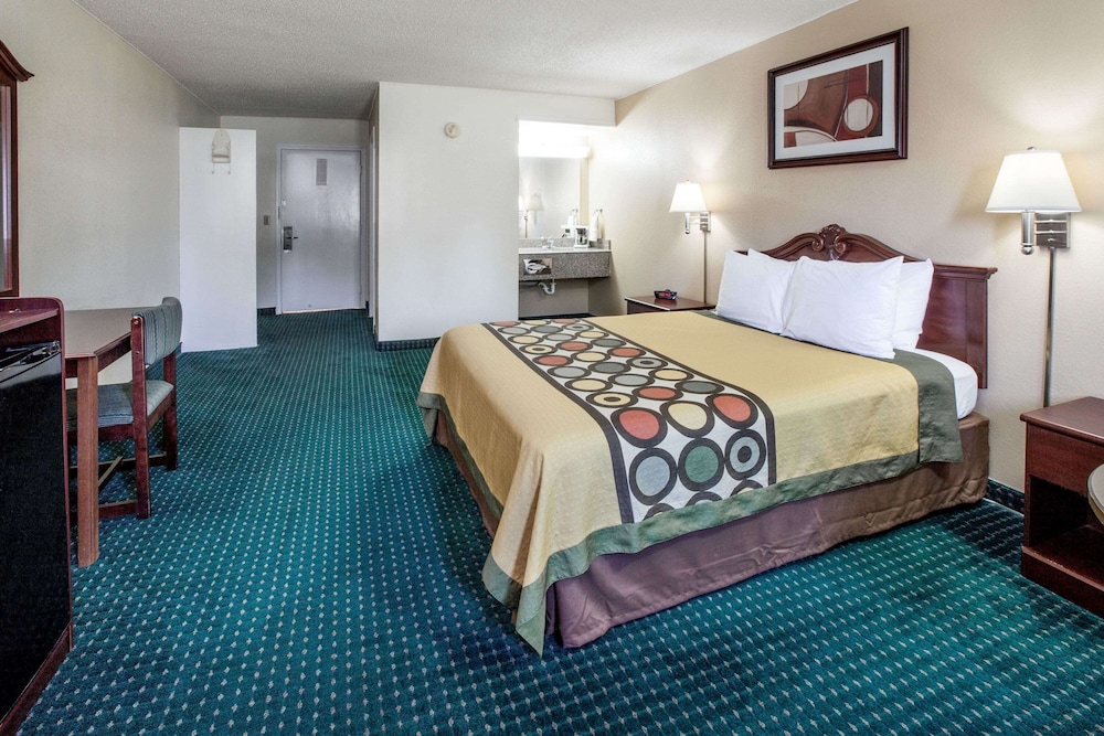 Super 8 By Wyndham Clinton 13/40