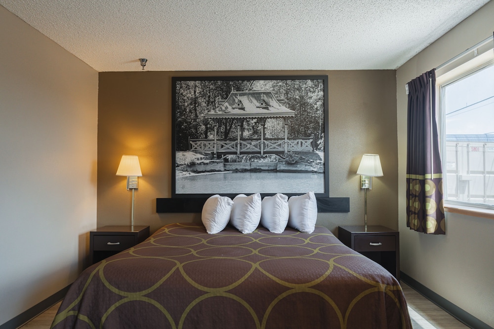 Super 8 By Wyndham Grants 12/32