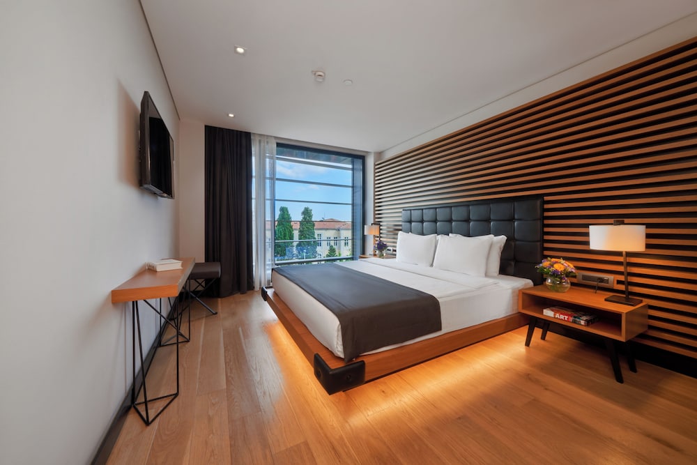 METROPOLITAN HOTELS BOSPHORUS 25/75