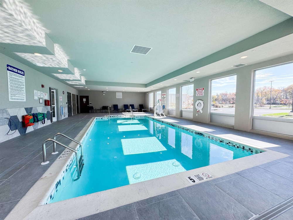 La Quinta Inn & Suites by Wyndham Mount Laurel / Moorestown 34/58