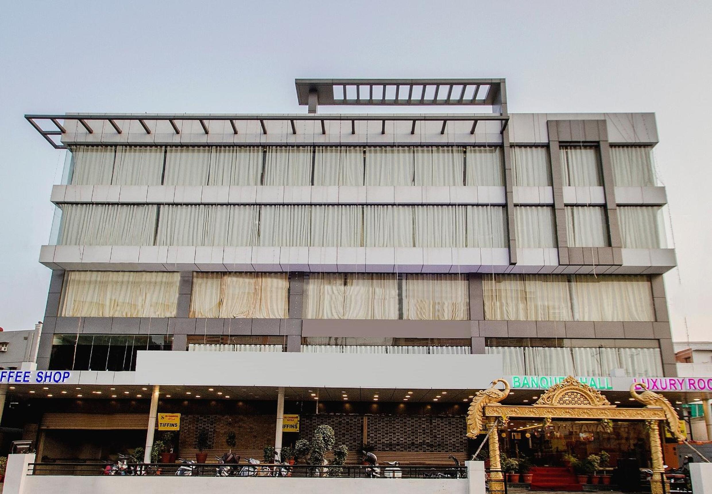 Oyo 10225 Hotel Sree Chandana 1/50