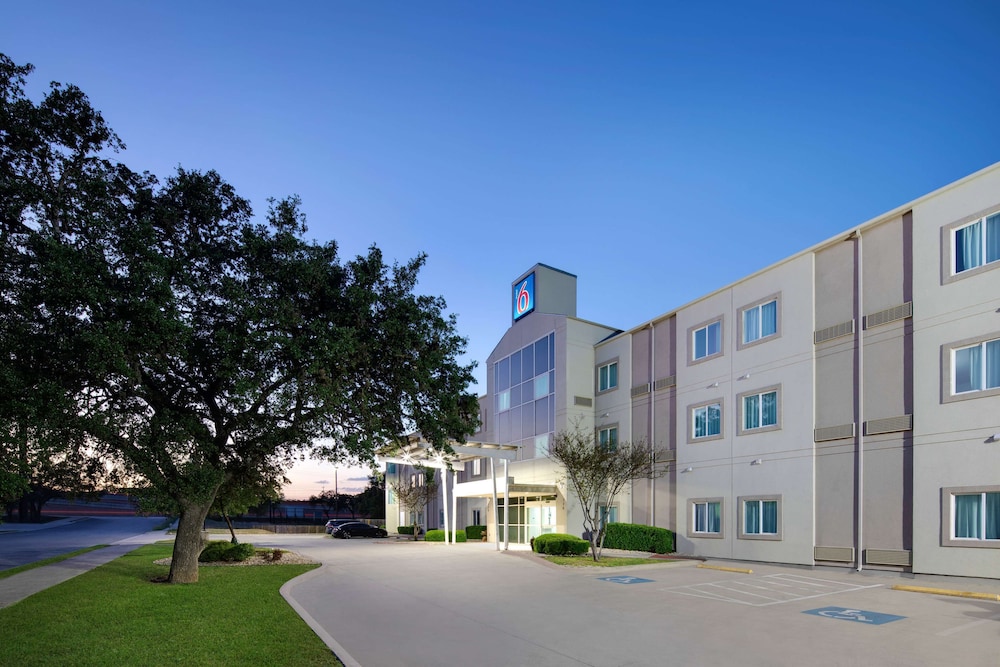Motel6 San Antonio Tx Airport 54/60
