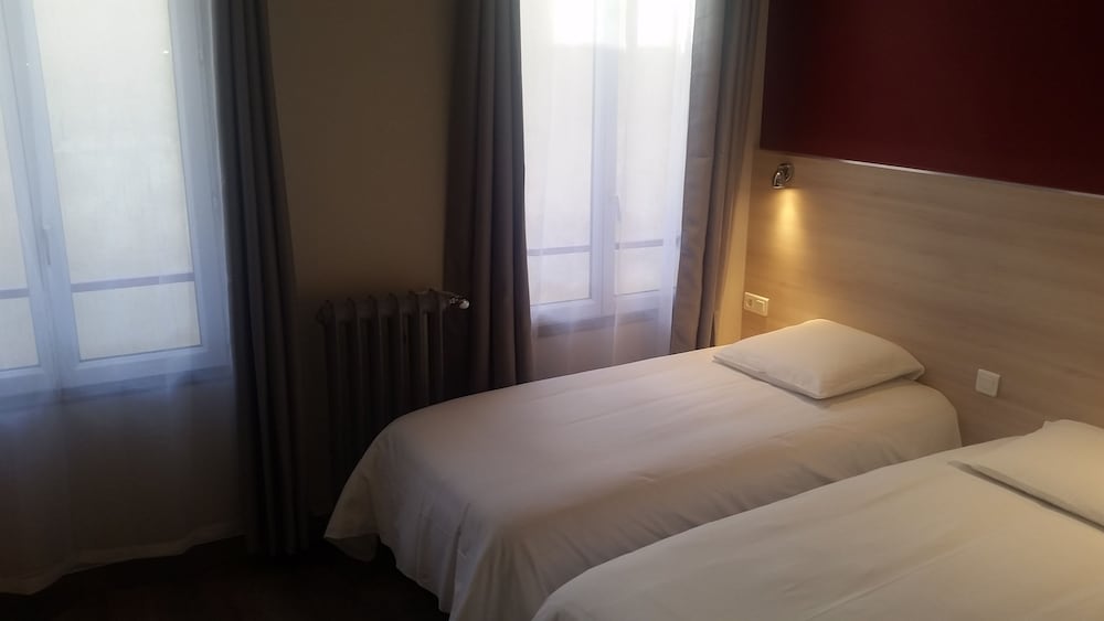 ROOM, TWIN BEDS