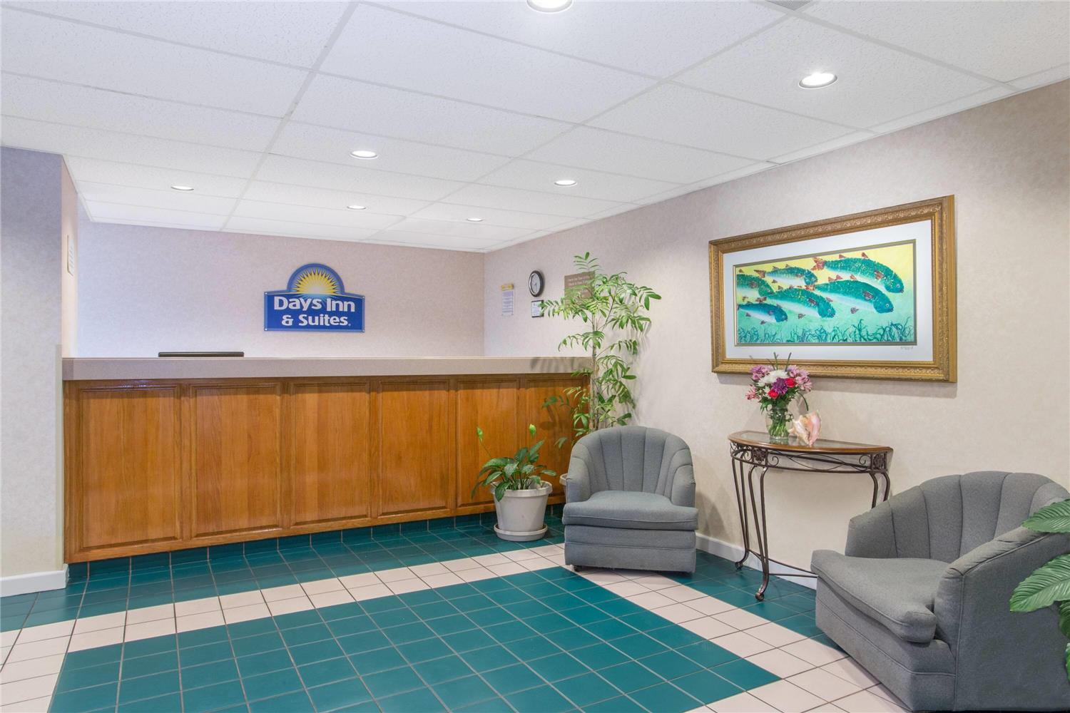 Days Inn & Suites by Wyndham Navarre - near Beaches/Hurlburt 3/27