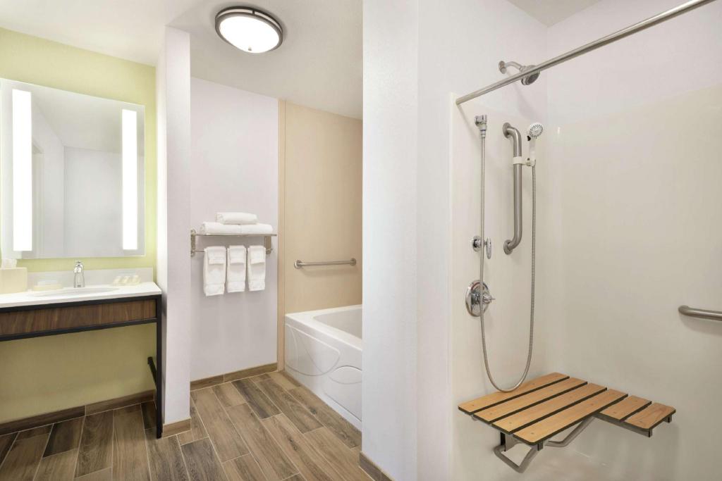 Suite, King Bed, Hot Tub, Accessible, Hilton Garden Inn Dubuque Downtown 4/6