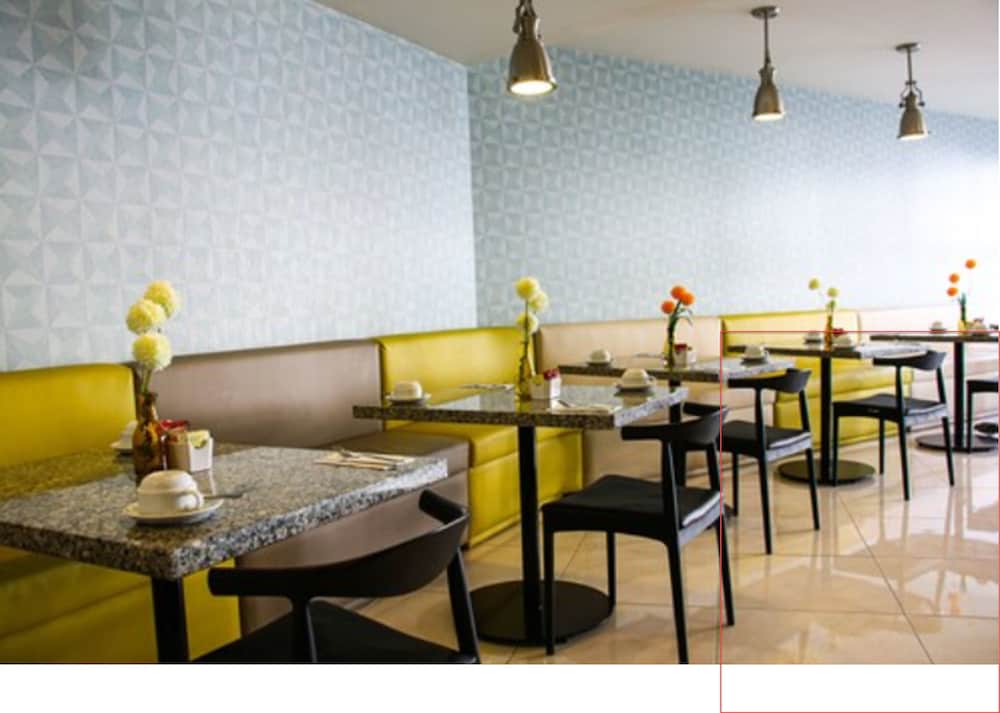 Country Hotel And Suites 33/41