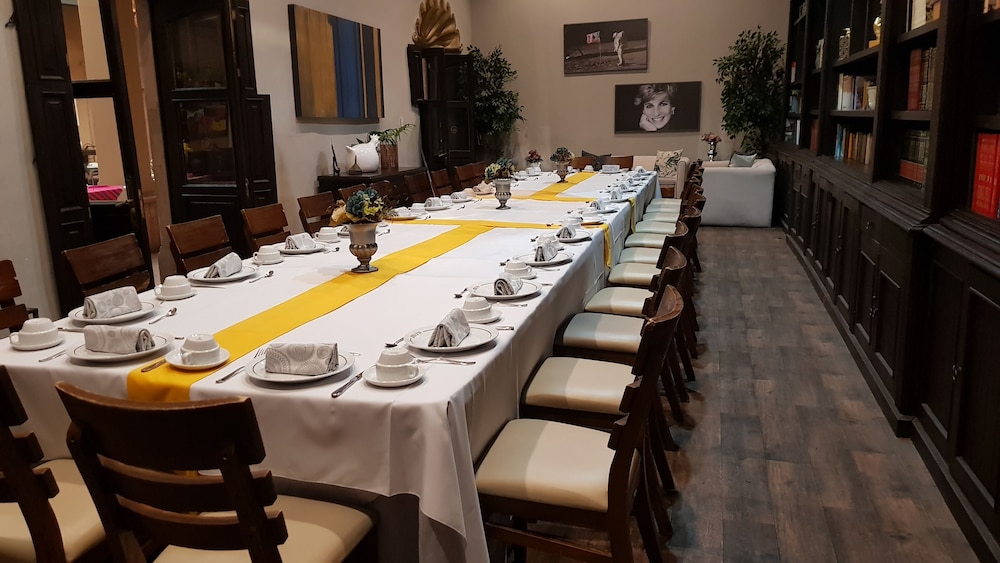 Meson de Santa Rosa Luxury Hotel 58/70