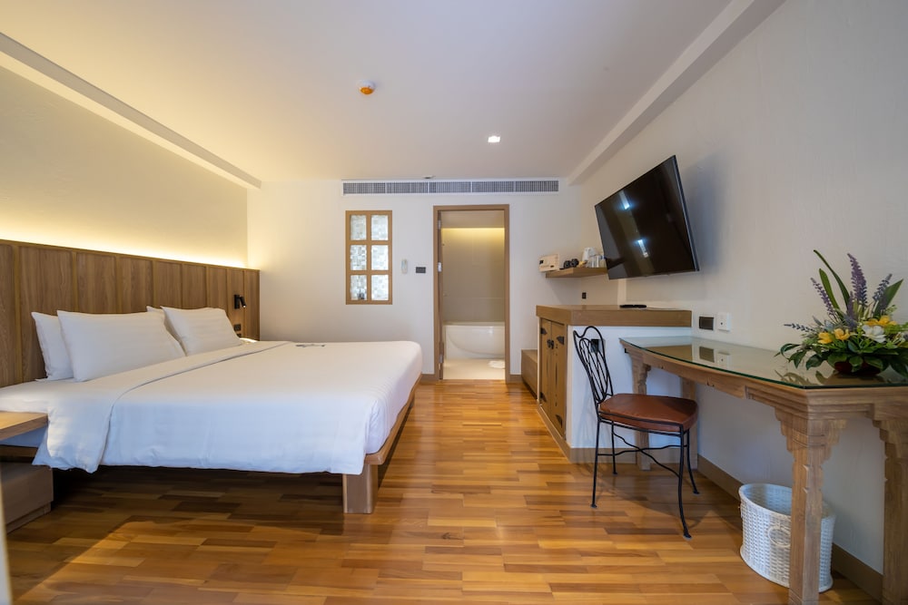 DELUXE, DOUBLE OR TWIN BED