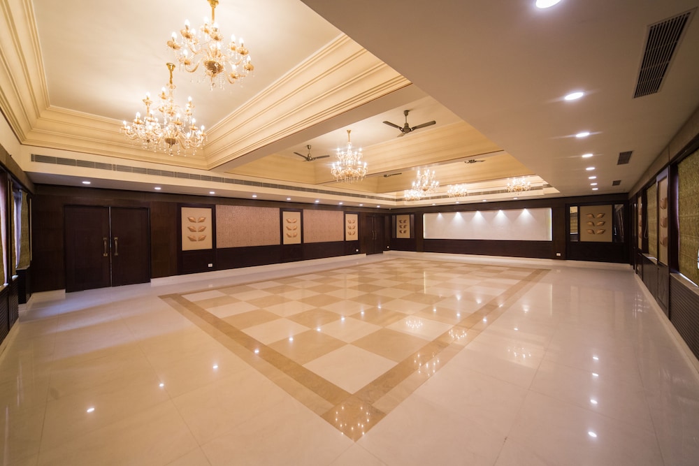 Diamond Hotel 13/57