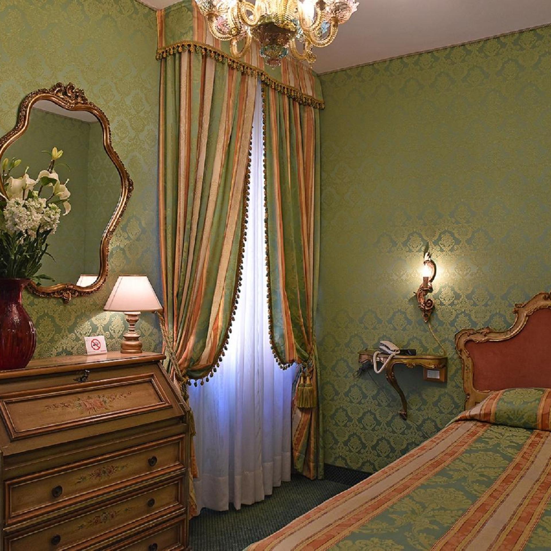 ROOM, SINGLE
