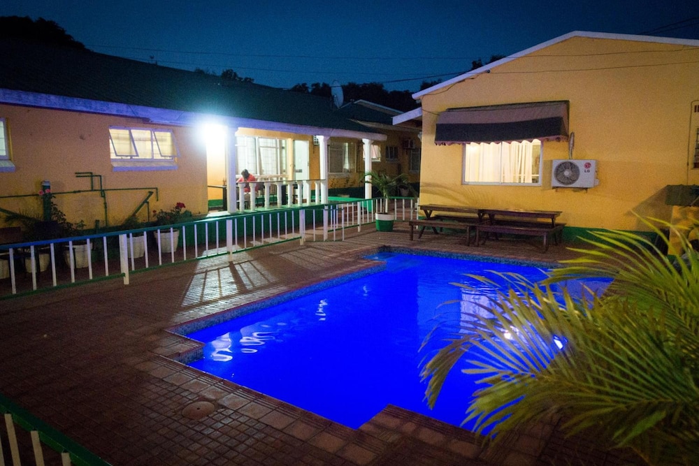 Woodlands Lodge & Tours 25/50