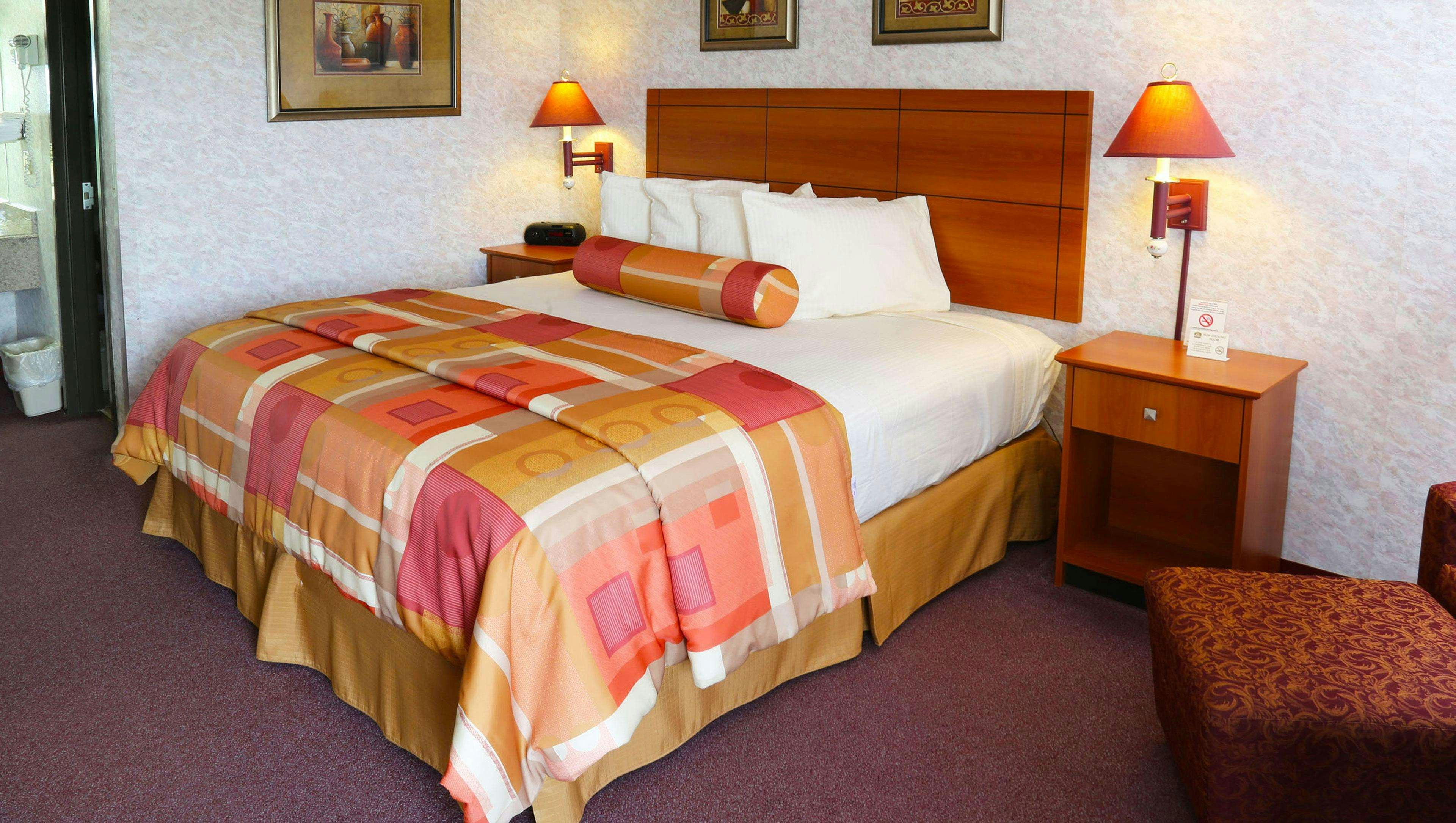غرفة بسرير كينج، Magnuson Hotel Howell/Brighton 2/3