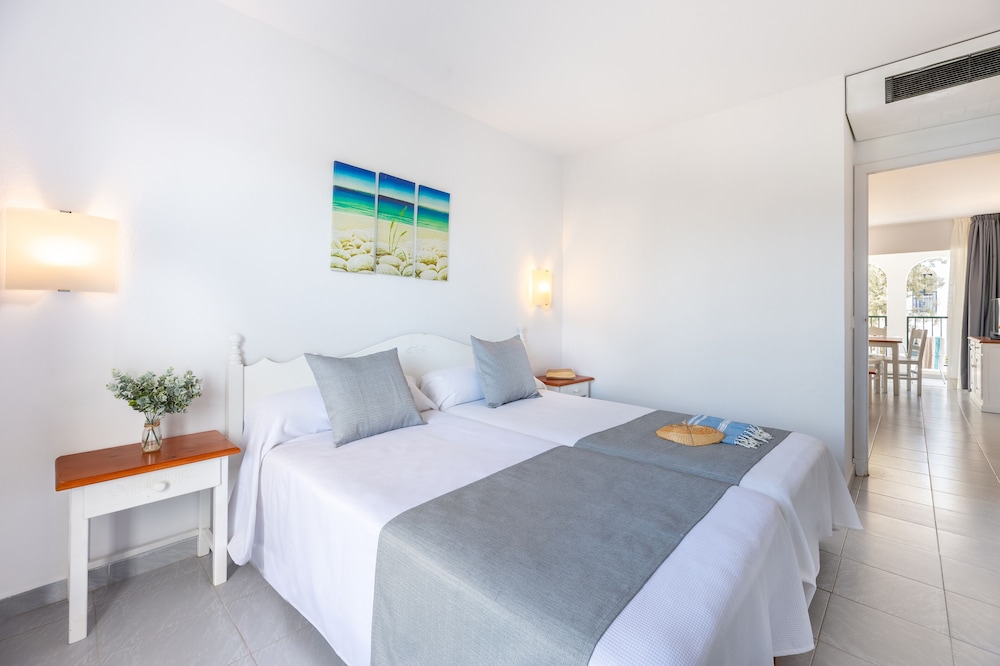 One Bedroom Apartment Room