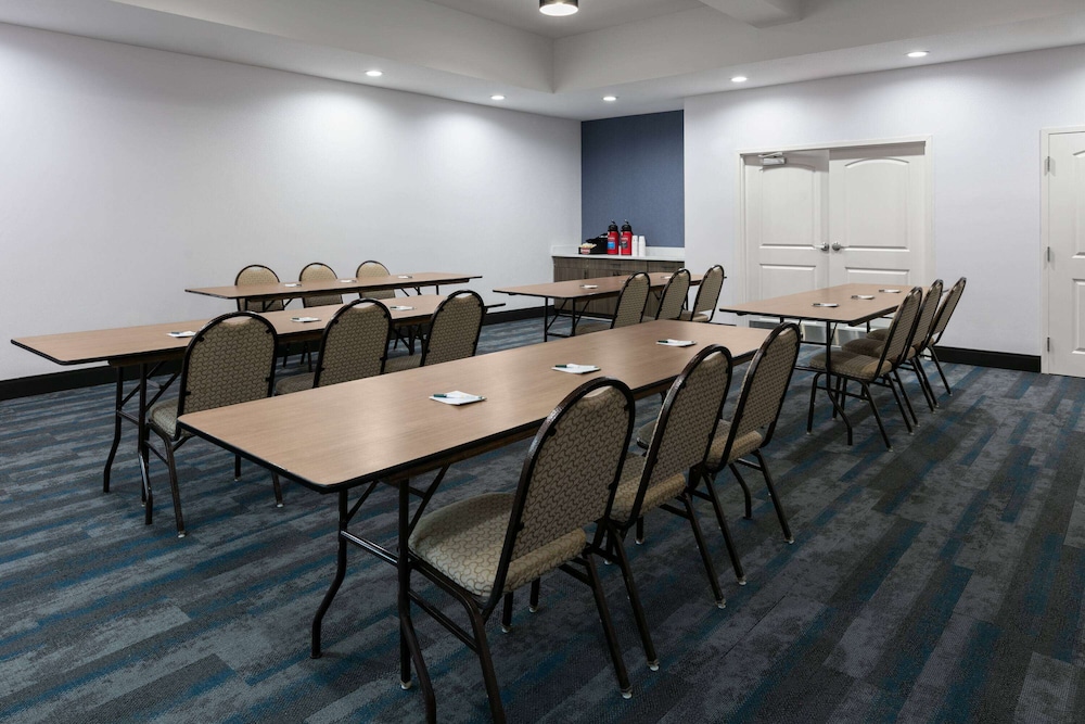 La Quinta Inn and Suites by Wyndham Ft. Worth - Burleson 46/53
