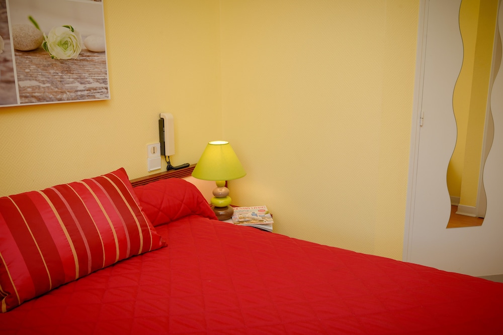 HOSTELLERIE DES LAURIERS 12/30