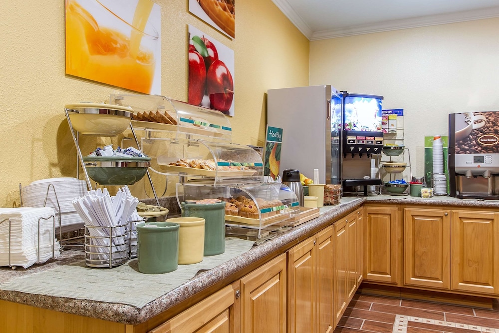 Quality Inn & Suites Gilroy CA 33/47