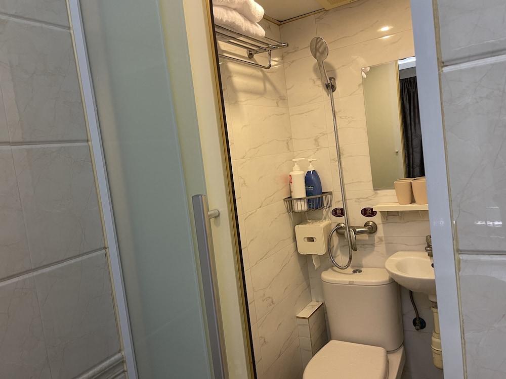 Kong Hing Guest House 64/67