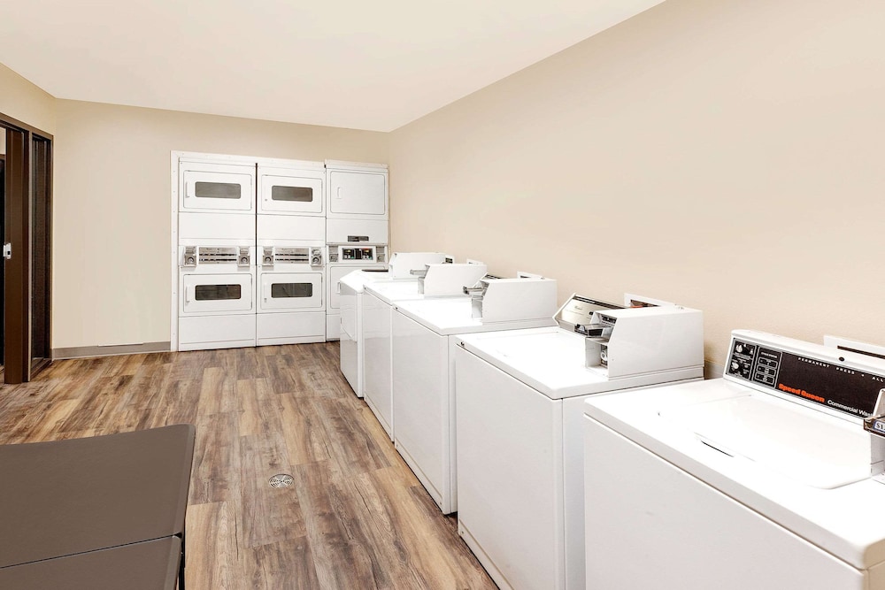 WoodSpring Suites Sioux Falls 14/16