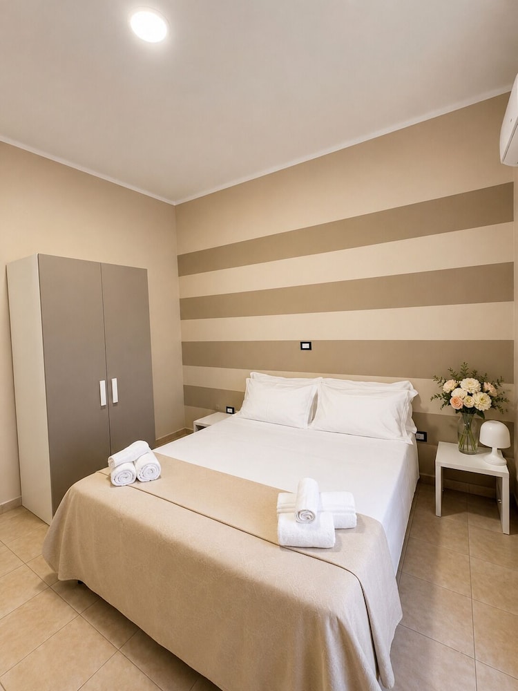 غرفة بسرير مزدوج أو سريرين منفصلين، Hotel Santuario Pompei 2/7