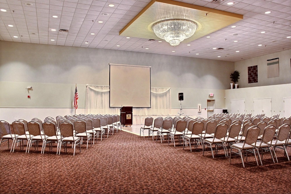 Comfort Inn and Suites At I-74 And 155 25/33