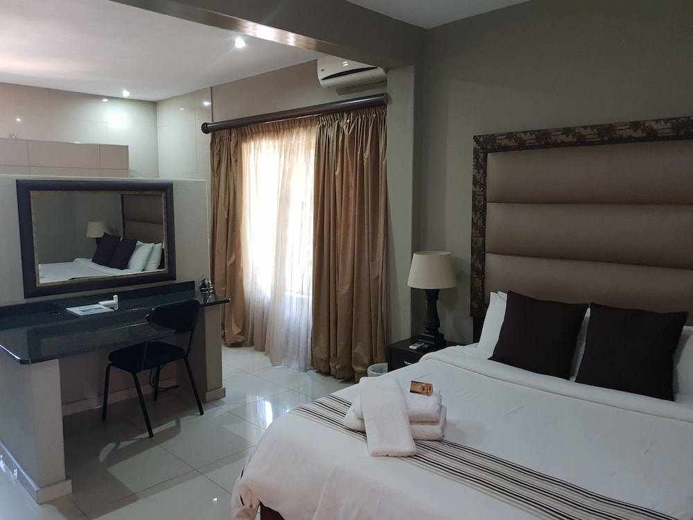 1 BEDROOM, BUSINESS