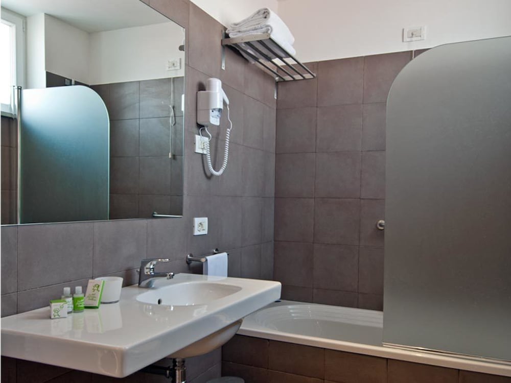 ECONOMY, DOUBLE OR TWIN BED