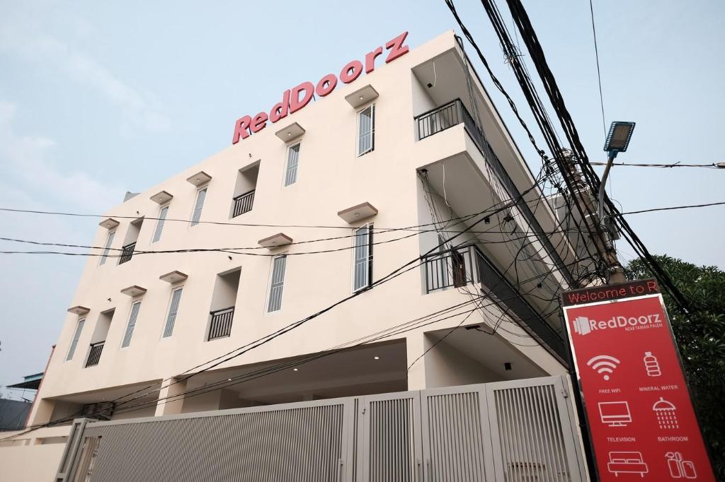 RedDoorz near Taman Palem 1/45