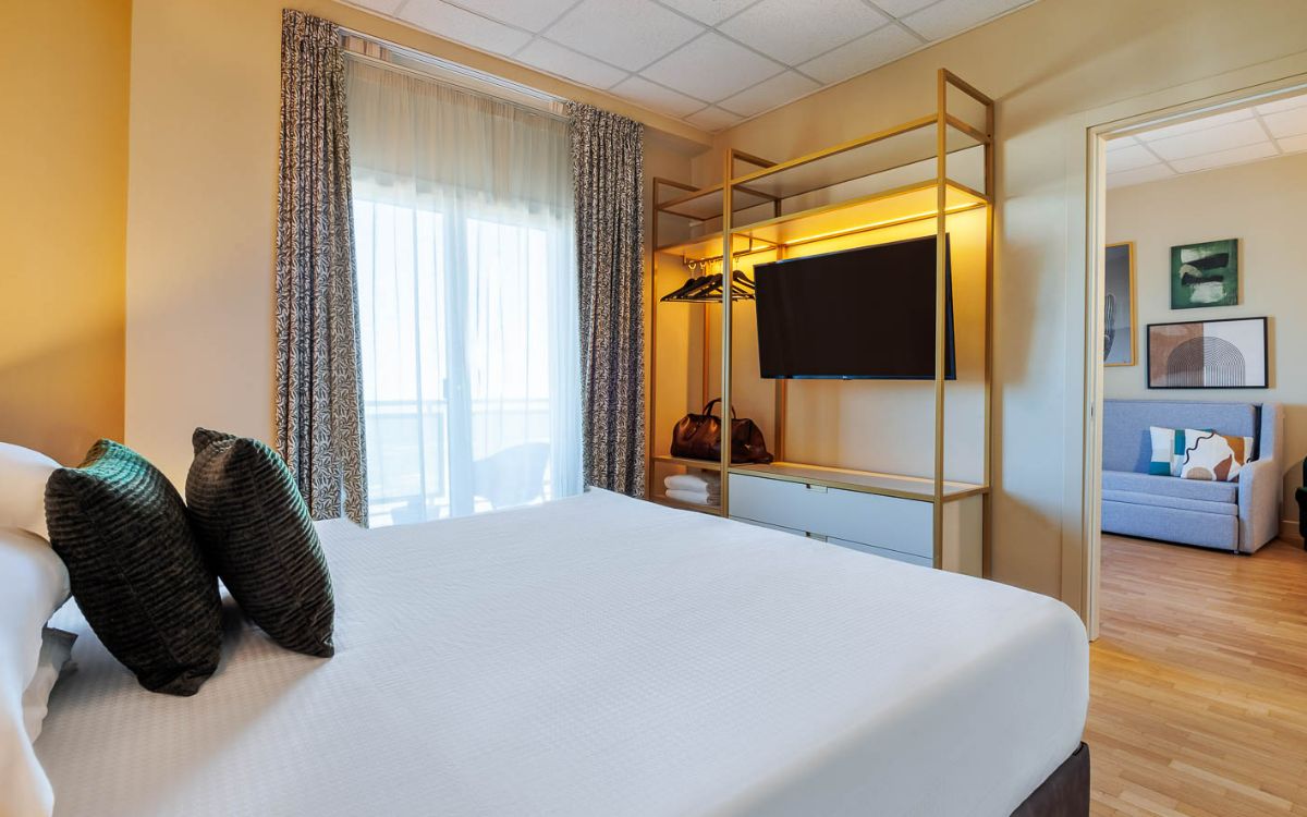 Junior suite lateral sea view 2 The Flight Room