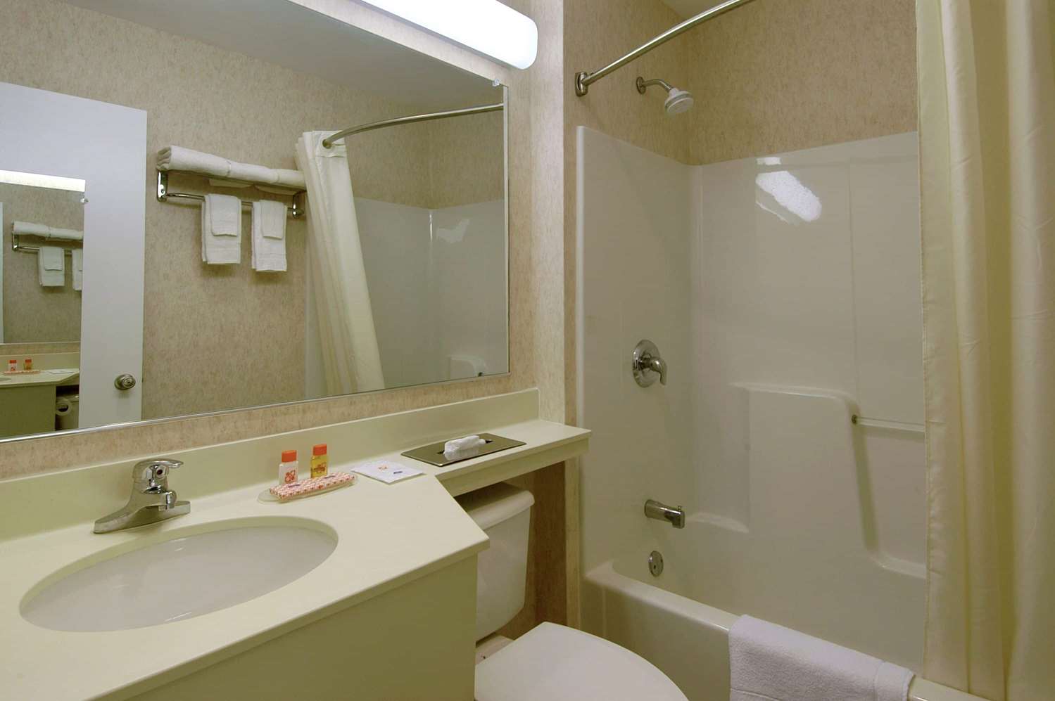 Howard Johnson By Wyndham Williamstown 24/24