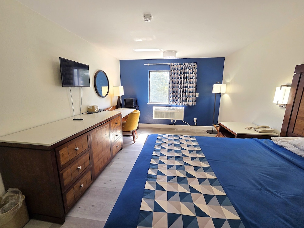 غرفة سوبيريور بسرير كينج للمدخنين، Economy 7 Inn Chesapeake - Portsmouth 4/10