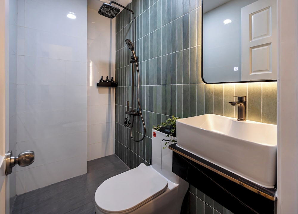 Metrolux City Contemporary Hotel 44/50