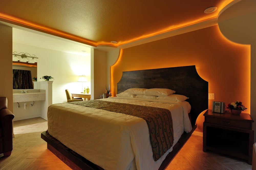 Romantic Inn Suites 8/43