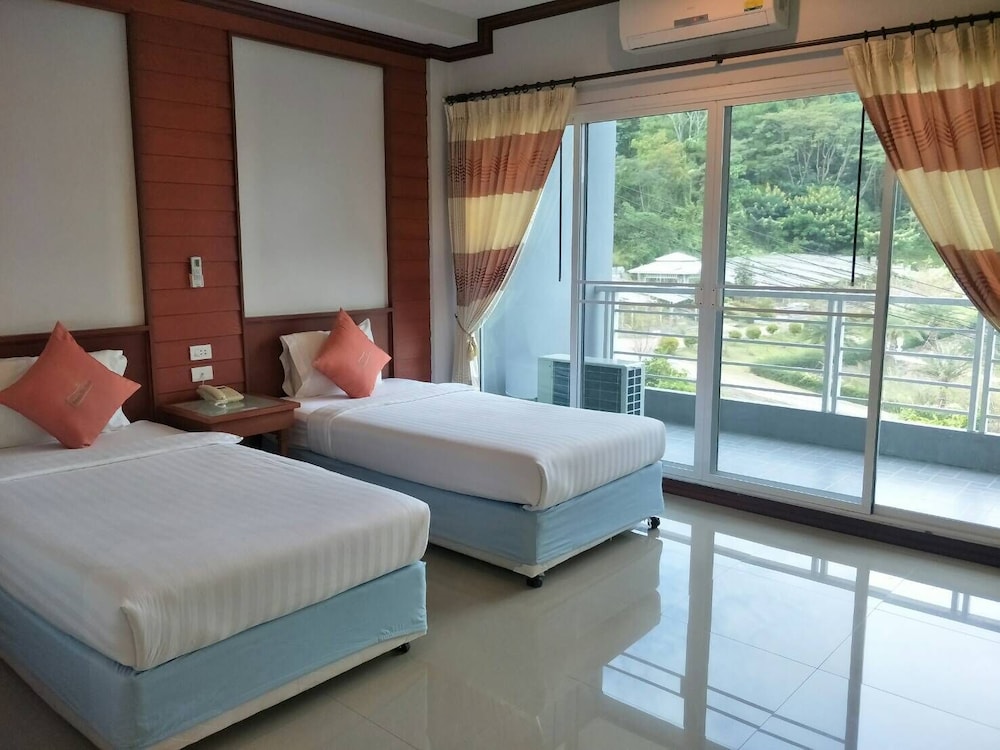 Breeze Hill Hotel 24/50