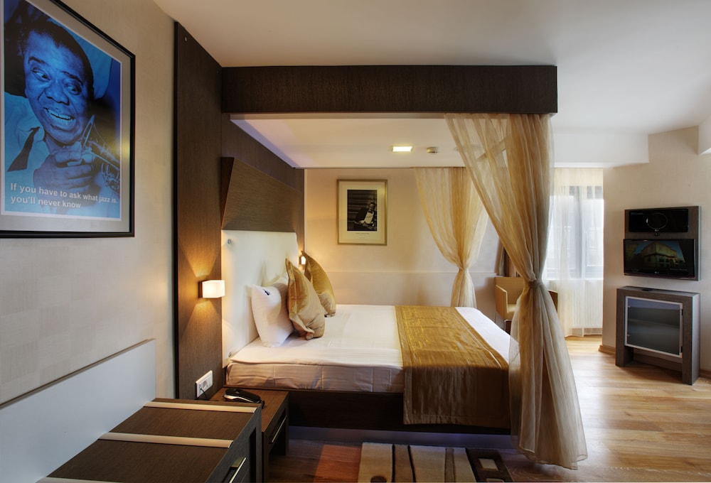 Jazz Hotel 22/70
