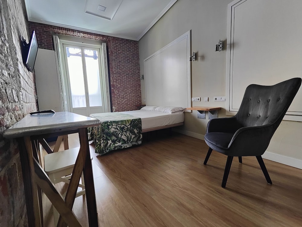 Hostal Madrid 33/50