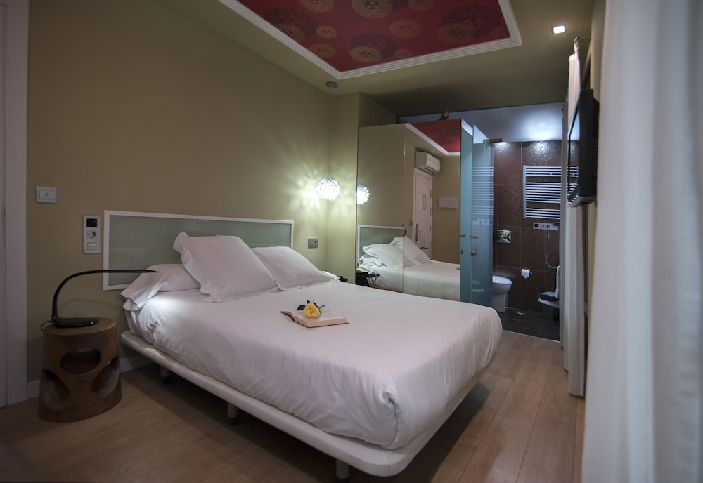 ROOM, DOUBLE BED