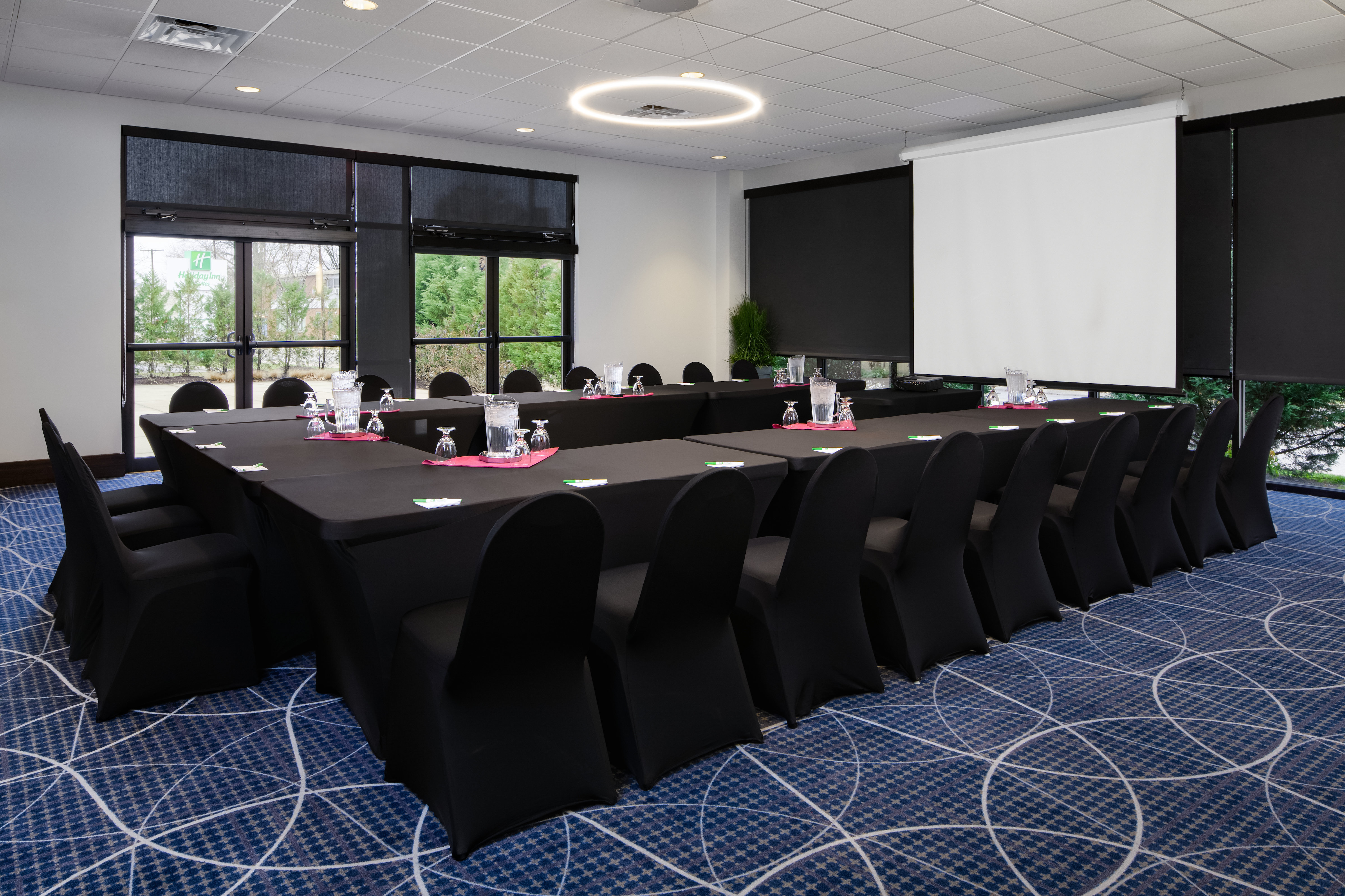 Holiday Inn & Suites Charleston West by IHG 24/32