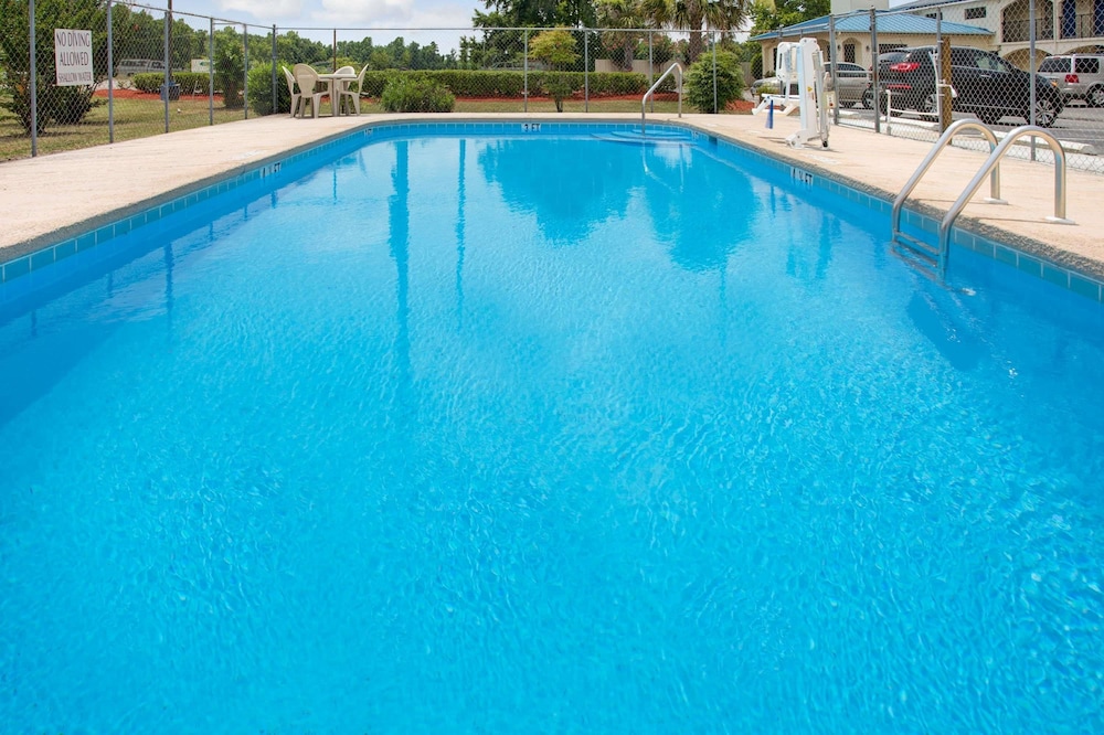 Super 8 by Wyndham Walterboro 9/16
