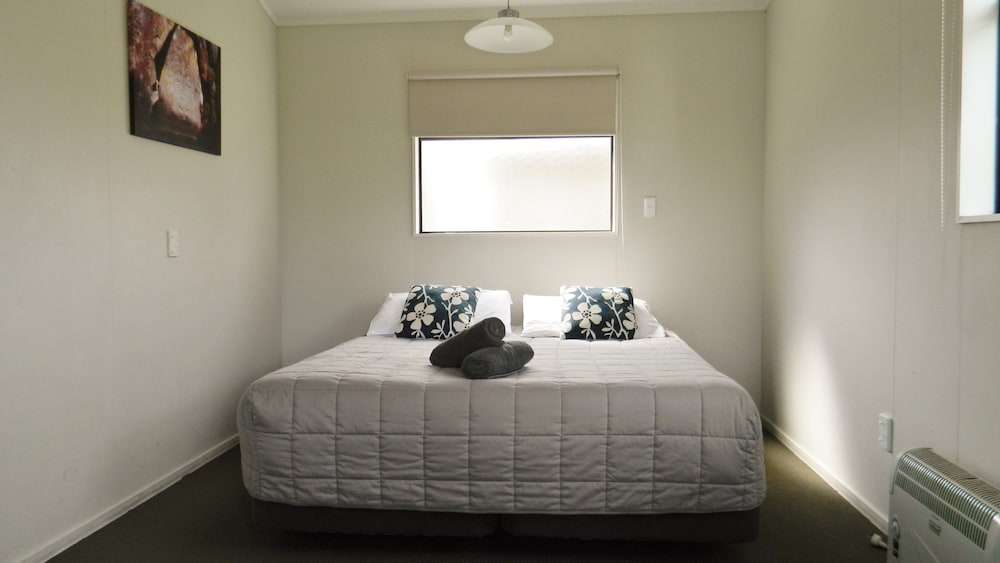 BASIC, CABIN, KING BED, SHARED BATHROOM