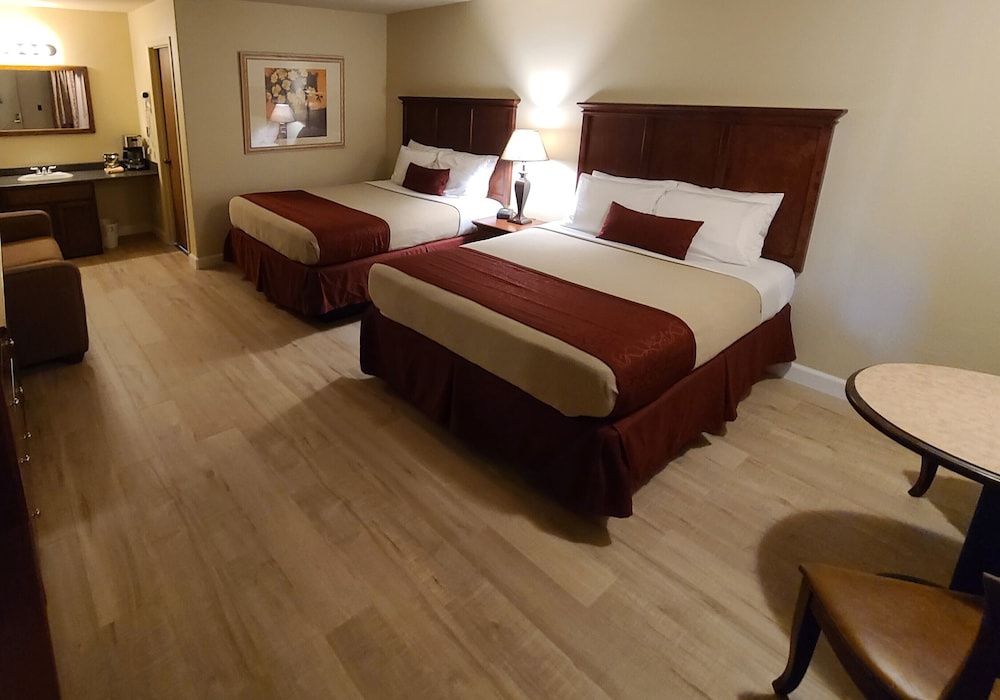 SUPERIOR, 2 QUEEN BEDS, SOFA