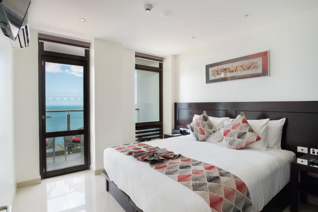 1 Bedroom Beach Front Suite