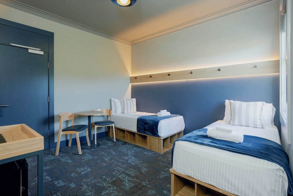 CLASSIC, TWIN BEDS, SHARED BATHROOM