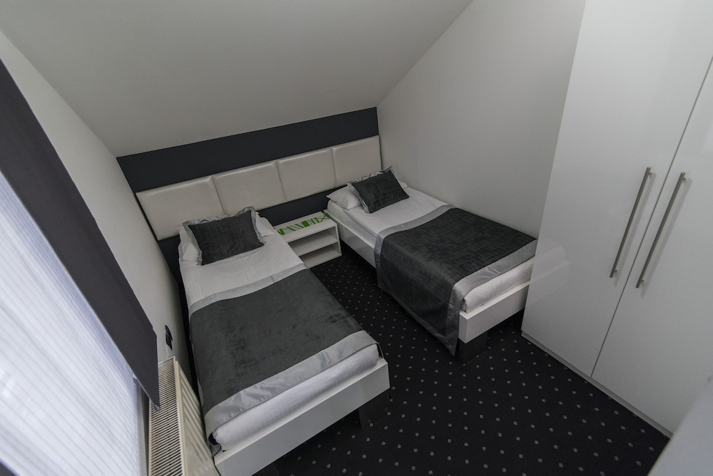 COOL ROOMS ZAGREB AIRPORT 32/62