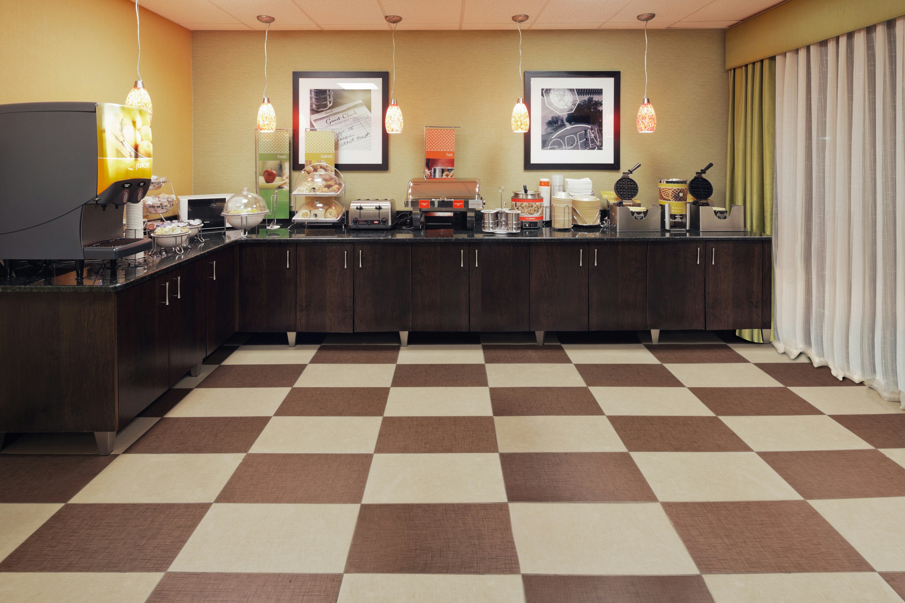 Hampton Inn Youngstown - North 8/80