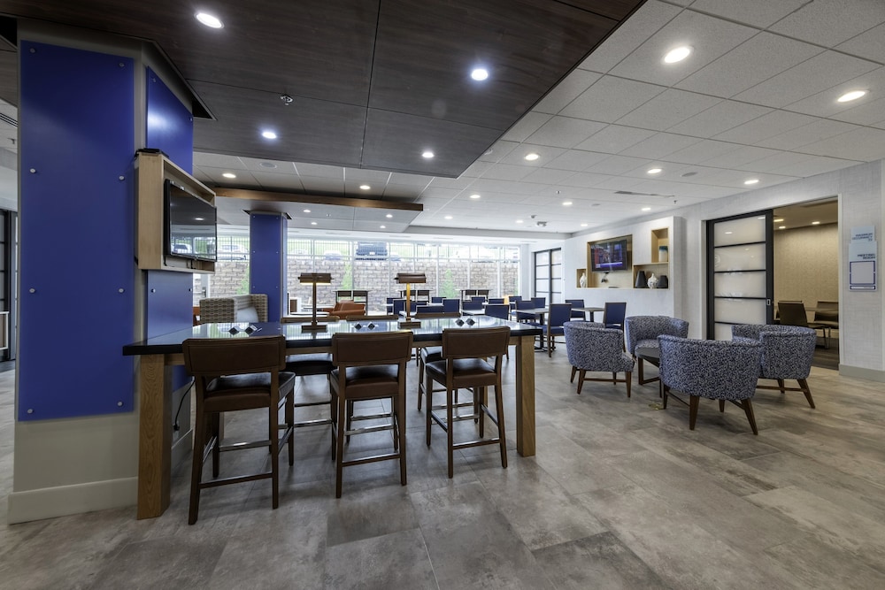 Holiday Inn Express Suites Staunton 51/75