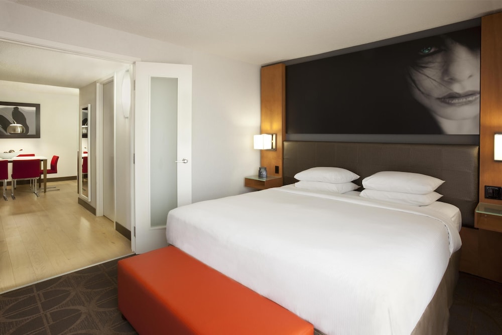 SUITE, KING BED, CORNER